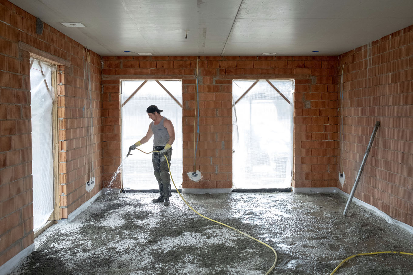 Hechtlaag aanbrengen voordat de cementdekvloer gelegd gaat worden